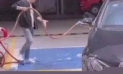 油价上涨买车的人少吗_油价涨了奔驰车主
