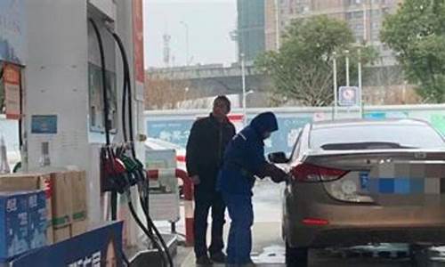现在油价为啥降这么多_现在油价为什么低