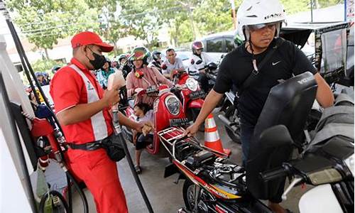 油价高开不起车_油价过高只能骑摩托