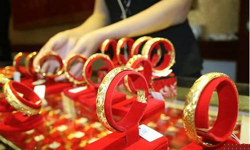 金价跌了多少_金价跌破千九万元