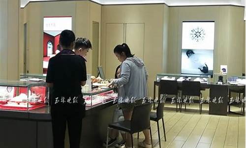 线下店铺金价多少合适_黄金首饰线上价格和线下