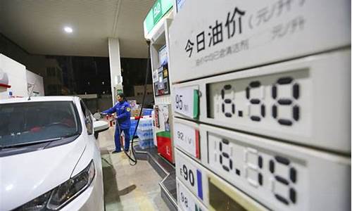 加油站油价为什么下调_加油站为什么涨价